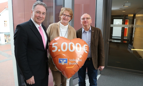Ingrid Pahlmann, Vorstandsvorsitzende des Hospizvereins Gifhorn, und Vorstandsmitglied Heinrich Heins (re.), nehmen die Spende über 5.000 Euro von Thomas Fast, Leiter der Direktion Gifhorn der Volksbank BraWo, entgegen. Foto: Volksbank BraWo
