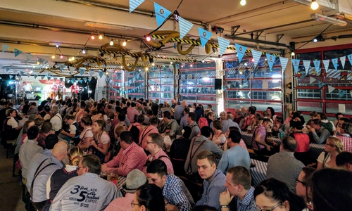 Prallgefüllt war der "Festsaal" der der Ortsfeuerwehr Helmstedt zum Oktoberfest. Fotos: Feuerwehr Helmstedt 