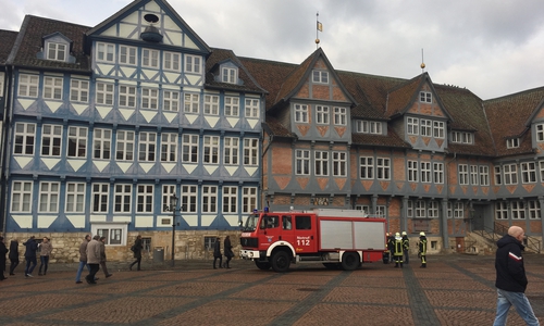 Am Freitagmorgen löste die Brandmeldeanlage im Rathaus aus. Alle Mitarbeiter mussten das Gebäude verlassen. Fotos: Anke Donner 