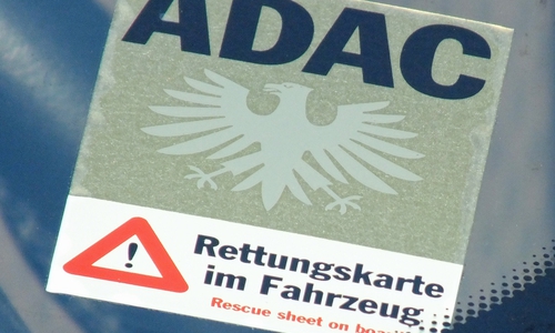 Aufkleber „Rettungskarte“ an der Frontscheibe eines Autos. Foto Verkehrswacht/Achim Klaffehn