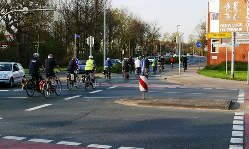 Wer mag, radelt dann in einer zufällig entstandenen Gruppe als Verband über die Hauptverkehrsstraßen. Foto: Privat