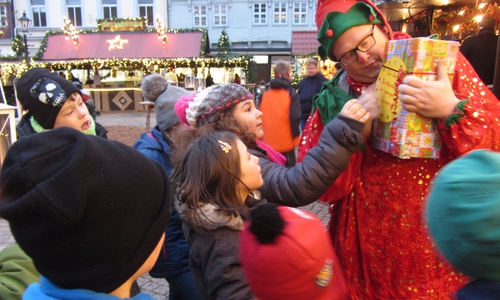 Weihnachtself Christoph mit den Kita-Kindern. Fotos: Kita Fümmelse