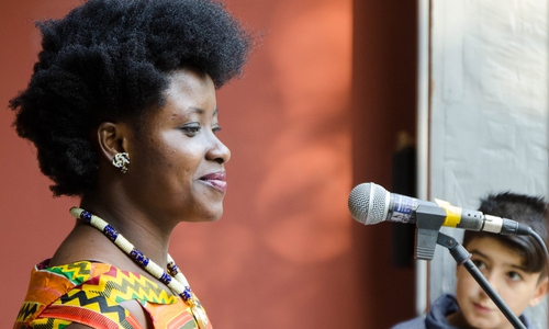 Marceline Niamke sang für die Besucher. Foto: Hans-Peter Sauer