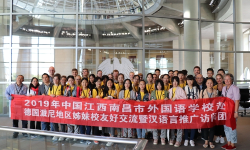 Die chinesischen Austauschschüler beim Gruppenfoto im Bundestag. Foto: Büro Hubertus Heil MdB