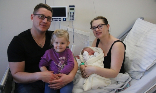Die glücklichen Eltern Alex und Valentina Dits mit Neujahrsbaby Ben Alex und Schwester Mila. Foto: Burkhard Ohse 