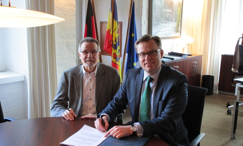 Samtgemeindebürgermeister Hans-Friedrich Metzlaff und Landrat Dr. Andreas Ebel arbeiten zukünftig noch enger zusammen. Foto: Landkreis Gifhorn