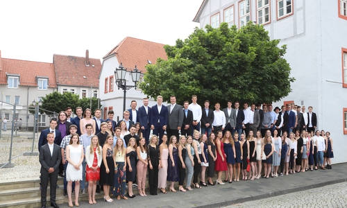 Die Abiturienten des Helmstedter Gymnasiums am Bötschenberg. Foto: Foto Asmus, Uwe Velensek