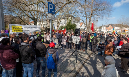 Das Goslarer Bündnis gegen Rechtsextremismus versammelte sich vor dem Hotel Achtermann. Fotos: Alec Pein