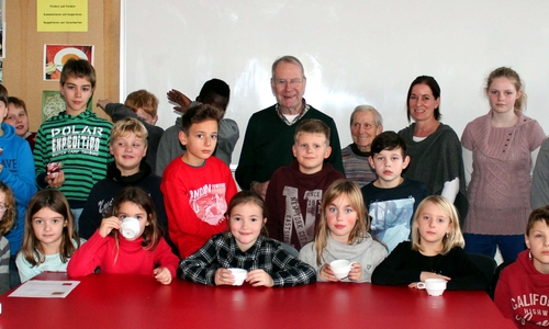 Jungen und Mädchen der Haupt- und Realschule Remlingen kochten mit großer Begeisterung aus Apfelmost Gelee und Apfelpunsch. Foto:Bernd-Uwe Meyer