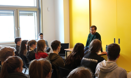 Victor Perli (MdB) mit den Schloss-Schülern aus Wolfenbüttel. Foto: L. Kannenberg
