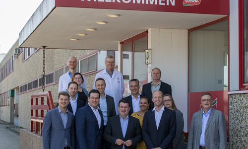 Obere Reihe: Stephan Wagner (Werkstechnologie), Hermann Ernst (Kartoffelmanagement), Reiner Nuth (SPD Hankensbüttel). Mittlere Reihe: Johannes Begrich (Human Resources), Kerstin Raap (Schichtleitung Produktion), Robert Strauß (Werkleiter), Matthias Heil (Finance& Controlling OG Germany). Untere Reihe: Holger Rothfuchs (Geschäftsführer OG Germany), Tobias Heilmann (MdL), Hubertus Heil (MdB), Farisa Al Ahmad (Büro Heil), Moritz Bahlsen (Aus der Inhaberfamilie), Daniela Lutterloh (Human Resources), Horst Kalbfleisch (Public Affairs Leithart Group). Foto: Lukas Ratschko