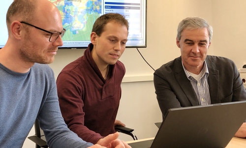 Referatsleiter Ralf Sygusch mit Robin Hüskes und André Nissen vom Referat Strategische Planung, Stadtentwicklung, Statistik der Stadt Wolfsburg. Foto: Stadt Wolfsburg