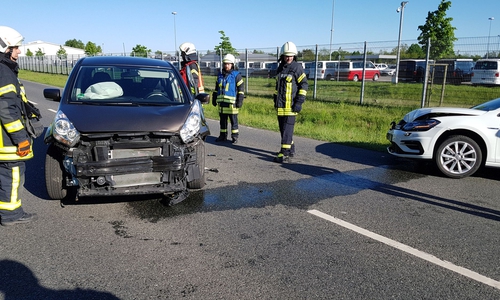 Beide Fahrzeuge mussten aufgrund der erheblichen Schäden abgeschleppt werden. Foto: Feuerwehr Fallersleben