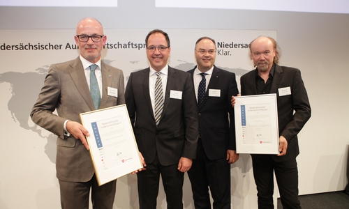 Uwe Schwanke (Vorstand BMA), Peter Heim (MKN), Martin Ubl (Leiter Gesamtmarketing MKN) und Udo Borgmann (Geschäftsführer Pan Acoustics, v. l.) bei der Verleihung des achten Außenwirtschaftspreises des Niedersächsischen Wirtschaftsministeriums. Foto: André Pause