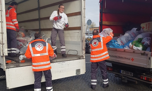 Helfer des DRK-Einsatzzuges sammelten im gesamten Landkreis Wolfenbüttel Altkleidersäcke ein. Foto: DRK