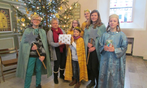 Foto von links: Sternsinger René, Ursula Biermann von der Erziehungsberatungsstelle des Landkreises sowie die Sternsingerinnen Josefine, Anne, Lisa, Carla und Hannah. Es fehlen Liv und Grete sowie Annika und Frederike als Helferinnen.