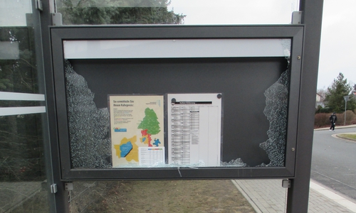 Der Schaukasten wurde von Unbekannten zerstört. Foto: Polizei