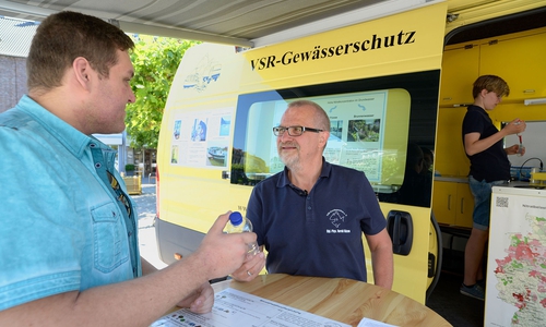 Brunnenwasseranalyse am Labormobil vom VSR-Gewässerschutz. Foto: VSR-Gewässerschutz e.V.