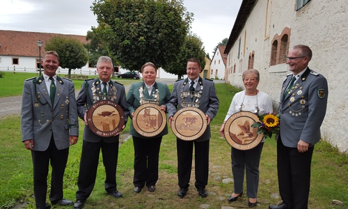 Der 1. Vorsitzende Julius Rühmann (links außen) und der Schatzmeister Holger Loest (rechts außen) präsentieren die neuen Könige. Von links: Kleiner König: Frank Marheineke, Damenkönigin: Natalia Matzuga, Großer König: Thomas Schaller, Volkskönigin: Heidi Lippelt. Foto: Privat