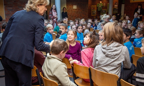Claudia Kayser, Leiterin der Direktion Wolfsburg bei der Volksbank BraWo und Botschafterin von United Kids Foundations, übergibt die Sport-Oskar Trophäe an die Grundschule Parsau.
Foto: Volksbank Brawo