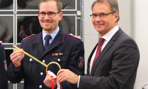 Oberbürgermeister Ulrich Markurth übergibt einen symbolischen Schlüssel an Ortsbrandmeister Dennis Kelpen. Foto: Robert Braumann 