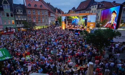 9.000 Besucher feiern in Helmstedt den Gewinn der Stadtwette. Foto: NDR