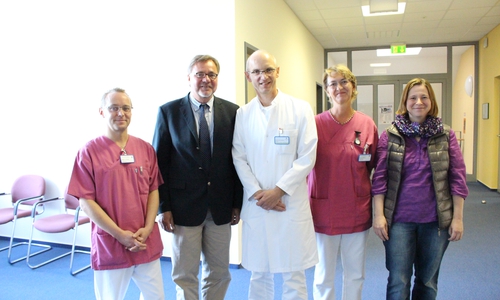 Kooperation für eine bessere Behandlung von Schlaganfallpatienten. Von links: Marco Höbbel (Stationsleitung Intensivstation), Professor Dr. Karl Wessel (Chefarzt Neurologie Klinikum Braunschweig), Professor Dr. Dirk Hausmann (Chefarzt Innere Klinikum Wolfenbüttel), Sonja Blume (stellvertretende Leitung Physiotherapie), Nicole Lindner (Inhaberin get-Logo Wolfenbüttel) Foto: Max Förster