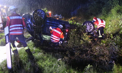 Der Fahrer konnte sich zum Glück selbst befreien. Foto: R. Karliczek