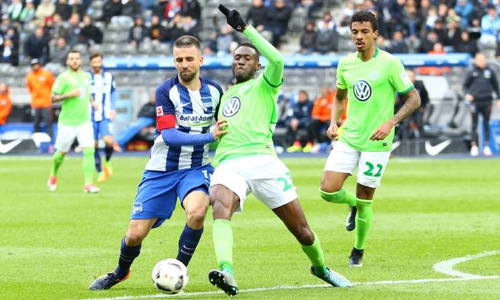 Vedad Ibisevic gegen Josuha Guilavogui. Der Bosnier erzielte das Tor des Tages und reißt den VfL wieder in den akuten Abstiegskampf. Foto: imago/Matthias Koch