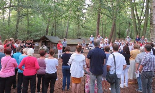 Das Freiluft-Chorkonzert im Essehofer Kral sammelte erfolgreich Geld für einen guten Zweck. Foto: Gemeinde Lehre