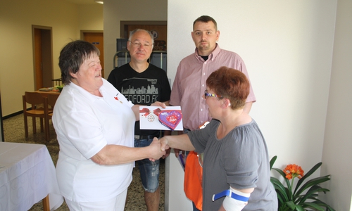 Spender 4999, 5000 und 5001 erhielten jeweils ein kleines Dankeschön für ihre Spende. Foto: DRK Ortsverein Adersheim / Leinde