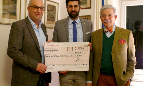 Martin Lehmann nimmt für den Waldbad-Förderverein den symbolischen Scheck von den Rechtsanwälten Sebastian Gutt und Christian Sticherling entgegen. Foto: Privat