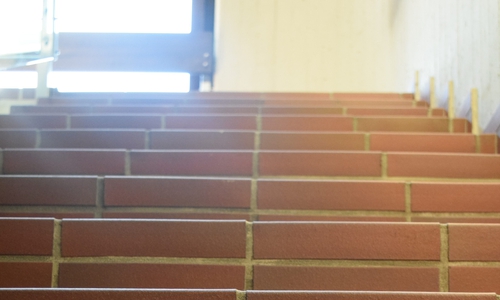 Ohne Fahrstuhl führt hier mit Rollstuhl oder Gehwagen kein Weg nach oben. Die Stadt Goslar sucht jemanden, der einen Blick für die Bedürfnisse von Menschen mit Behinderungen hat – eine oder einen Behindertenbeauftragte/n. Foto: Stadt Goslar