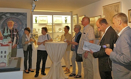 Waltraud Schulz-Warber, Vorstandsmitglied der ehemaligen Bundesvereinigung der Brieger, Sigrid Wilson vom Museumsverein Goslar und Susanne Roßdeutscher von der Stadt Goslar informieren die Gäste über die Entstehungsgeschichte der Sammlung, der Patenschaft zu Brieg sowie der Städtepartnerschaft zum heutigen Brzeg. Foto: Stadt Goslar