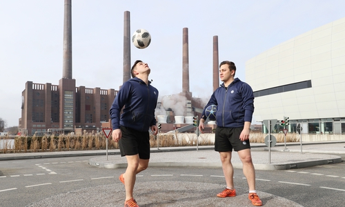 Die beiden Trickfußballer ließen selbst die schwierigsten Moves einfach aussehen. Fotos: Leitzke, Matthias
