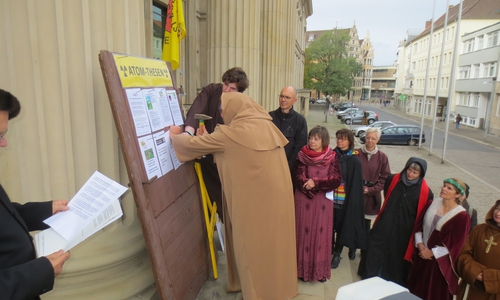 Thesenanschlag an der Tür des Niedersächsischen Landtages. Foto: BISS