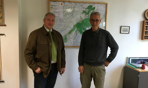 Frank Oesterhelweg und Andreas Pusch vor der Karte des Nationalparks Harz. Foto: privat