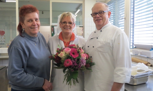 Auf dem Foto die 40-jährige Dienstjubilarin Monika Schulz mit Blumenpräsent. Foto: Privat