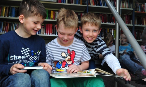 Mitarbeiter der Fahrbücherei erklären Erstklässlern den Bücherbus. Foto: Landkreis Wolfenbüttel