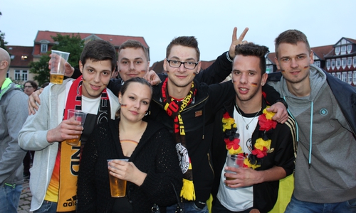 Jubeln auf der Wolfenbütteler Fan-Meile. Rund 1.000 Zuschauer verfolgten den ersten Sieg der Deutschen Elf am Sonntagabend. Fotos: Max Förster