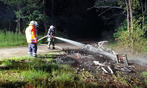 Die Feuerwehr konnte den Wohnwagen nicht mehr retten. Fotos: Carsten Schaffhauser