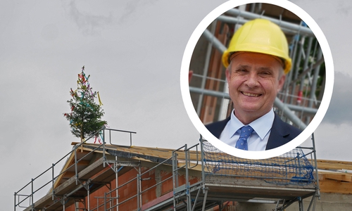 Landrat Thomas Brych blickt zufrieden auf das Millionenprojekt des Schulzentrums Vienenburg. Foto/Video: Alexander Panknin