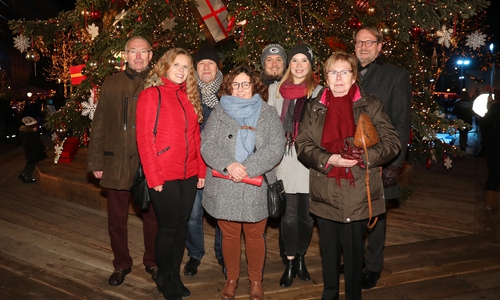 Familie Krehl aus Vorsfelde hat ihren Baum der Autostadt zu Weihnachten geschenkt. Foto: Autostadt GmbH