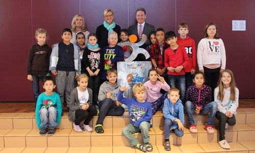 Thomas Fast übergab den Sport-Oskar an die Grundschüler der Michael-Ende-Schule. Foto: Eva Sorembik