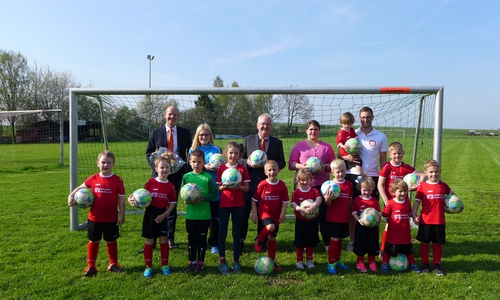 Die Ohebachfüchse freuen sich über die neue Spielausrüstung. Foto: Volksbank Nordharz