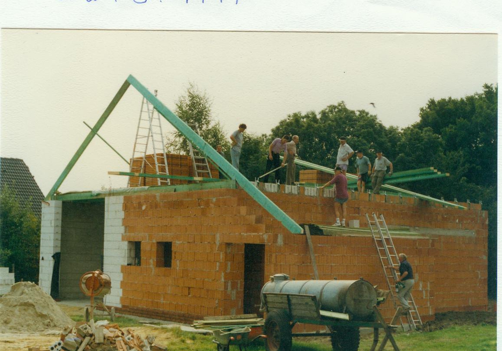 Das Bild zeigt den Bau des Feuerwehrgerätehauses 1997. Fotos: Feuerwehr Klein Brunsrode
