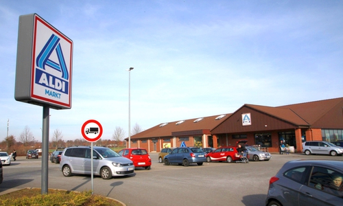 Nachdem die Täter aufgeflogen sind, traten sie die ALDI-Mitarbeiterin und flüchteten. Foto: Rudolf Karliczek