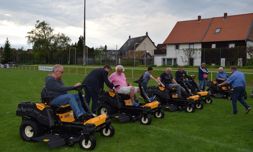 Oberbürgermeister Dr. Oliver Junk mit den Vertretern der sechs Sportvereine
auf den neuen Aufsitzmähern. Foto: Stadt Goslar