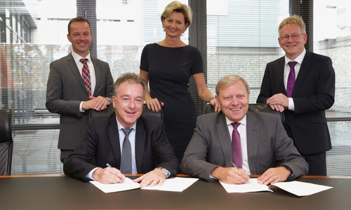 Gerrit Siewert, Leiter Versicherungen bei der Volksbank BraWo, Simona Lange, Ralf Schierenböken (stehend v.l.), Vorstandsmitglied der Volksbank BraWo, mit Geschäftsführer Ortwin Lange und Jürgen Brinkmann (sitzend v.l.), Vorstandsvorsitzender der Volksbank BraWo, bei der Vertragsunterschrift. Foto: Volksbank BraWo 