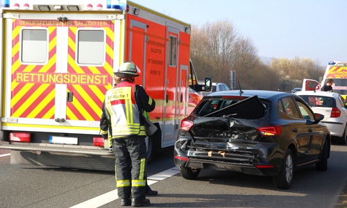 Die beiden Verletzten Personen wurden ins Krankenhaus gebracht. Fotos: Rudolf Karliczek
